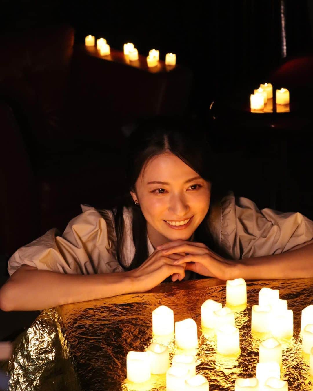 戸田れいのインスタグラム：「たくさんのキャンドルの中で撮影したよ🕯 写真見るまでどんな感じになってるか想像できなかったけど いざ仕上がりを見てみると幻想的で素敵だった🥹✨  東京も大阪も生誕オフ会したけど、そういえばケーキ出てこなかったな🤣  わたしもすっかり忘れてたけど😗  この写真がケーキ代わりだ🎂🎁」