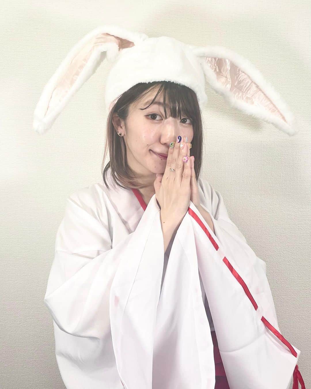ぱいぱいでか美のインスタグラム：「でか巫女うさぎちゃん(要素過多) . 先月の受注チェキの衣装！ 載せてなかったね！ 巫女うさぎでした🐇 カポっとかぶると顎の存在感やばかったから 顔下でとめるやつ頭の後ろにした〜 というどうでもいい情報です  今月の受注チェキの受付は明日まで！ 衣装はタイでお披露目した新衣装です🌸 他にも新グッズ出てます！ ハイライトからリンクとんでね✈️ . #巫女コスプレ #うさぎコスプレ #でか美ちゃん」