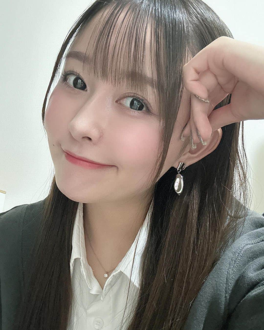 歩乃華（ほのらん）のインスタグラム：「😌 . 触覚長めやけどどう？😭 短く流したほうがいいかな😨 迷走中やねん、わら . 少し前にメンテナンス行ってきました😭💓 次は久しぶりに脱毛行きたい😭 湘南は施術メニュー豊富やから好きです！ . 赤尾先生 @sbc_akao  いつもありがとうございます😭 . 赤尾先生のインスタ 二重の整形手術すごいから みんなも観に行ってほしい⭐️ 女性を綺麗にできる先生は素晴らしいです☺️⭐️  #美容 #美肌 #美意識」