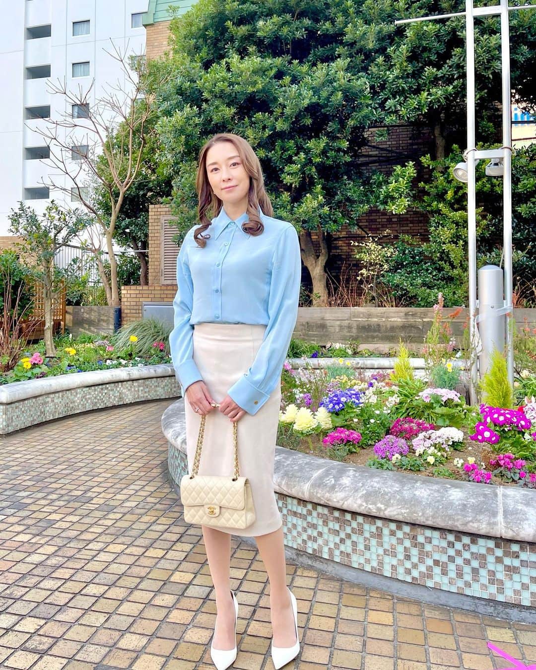 のインスタグラム：「何かしらハプニングが起こるのが撮影現場☺️ その瞬間瞬間が楽しい✨  衣装部さんが用意してくださった ドラマ用の素敵な服👗  寒いので隠れた場所にたくさんカイロ仕込んでます(笑)   まだまだ寒い日が続きますので 皆さん、お身体ご自愛ください💗  #撮影現場 #寒さ対策 #女優」