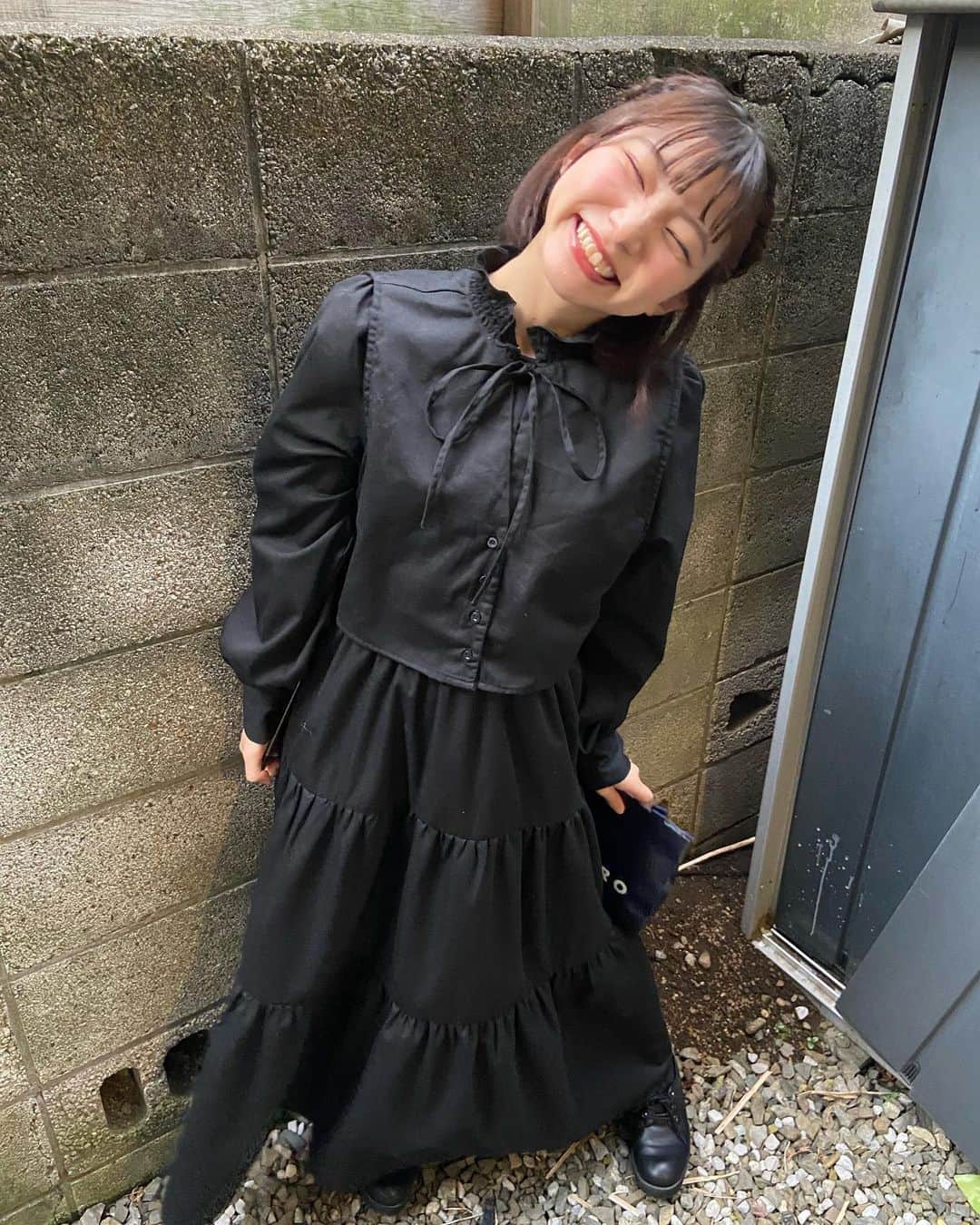 横道侑里のインスタグラム：「一日目は、 黒ワンピ！！ 1公演目 は 3枚目のやつ！ 2公演目が1.2枚目のやつ！  色々変えてみたんだ！ 黒全然なくて久々に服買った！笑」