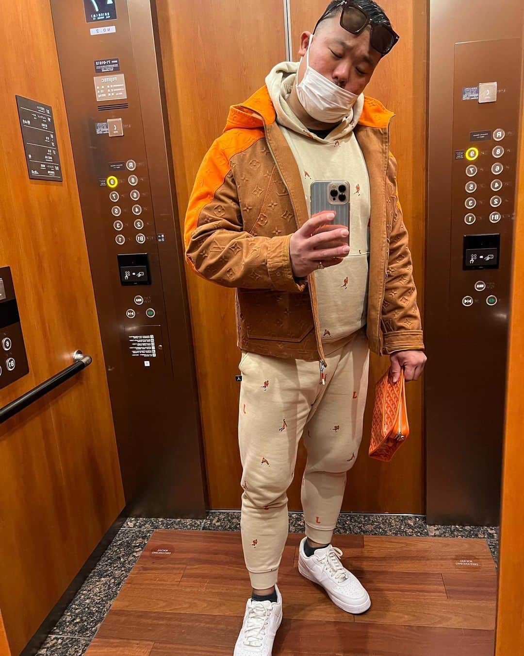 飯野雄貴のインスタグラム：「人間皆オレンジが好き？？❤️❤️ オレンジは心も明るくなるって言いいます笑笑 #ddtpro#プロレスラー#プロレス#筋トレ#筋肉 #オレンジ#LV#goyard#パーソナルトレーニング#パーソナルトレーナー#パーソナル#エレベーター#自撮り」