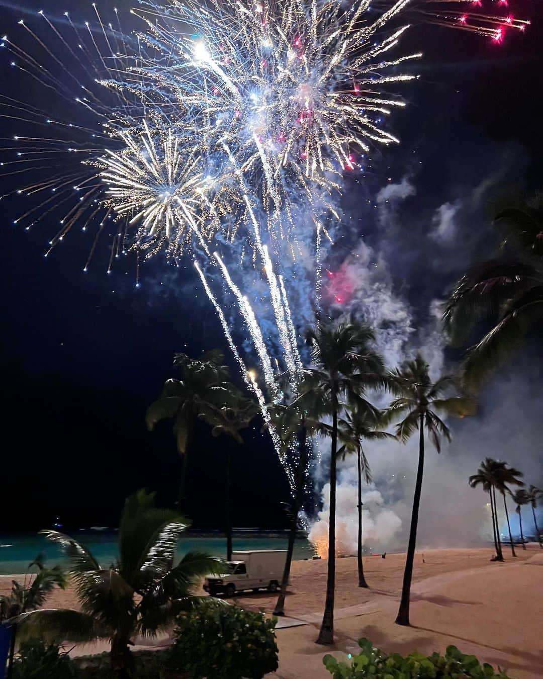 小池絵未のインスタグラム：「Last Friday in Waikiki @hiltonhawaiianvillage ✨🥂Bali steak and seafood is the spot for fireworks 💥」