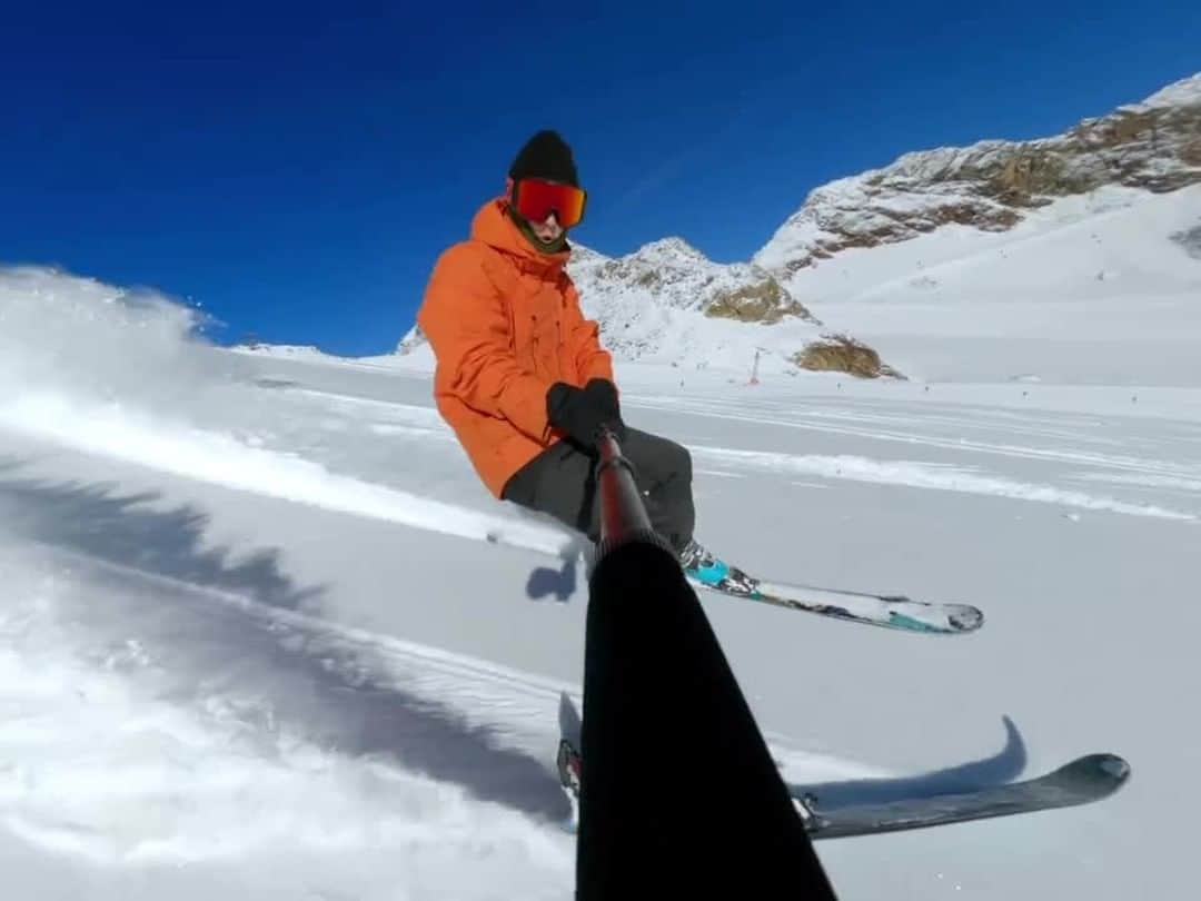 のインスタグラム：「雪山での追い撮りは決して楽ではない！ #GoProアスリート @tedligety を追い撮りす @jimmywilliamss_ のPOVをチェック 🧐 #GoProHERO11 Blackで撮影。 ・ ・ ・ @soelden.official @goprode #GoProDE #GoProJP #GoPro #GoProSnow #GoProSnow2023 #スキー #追い撮り #雪山」