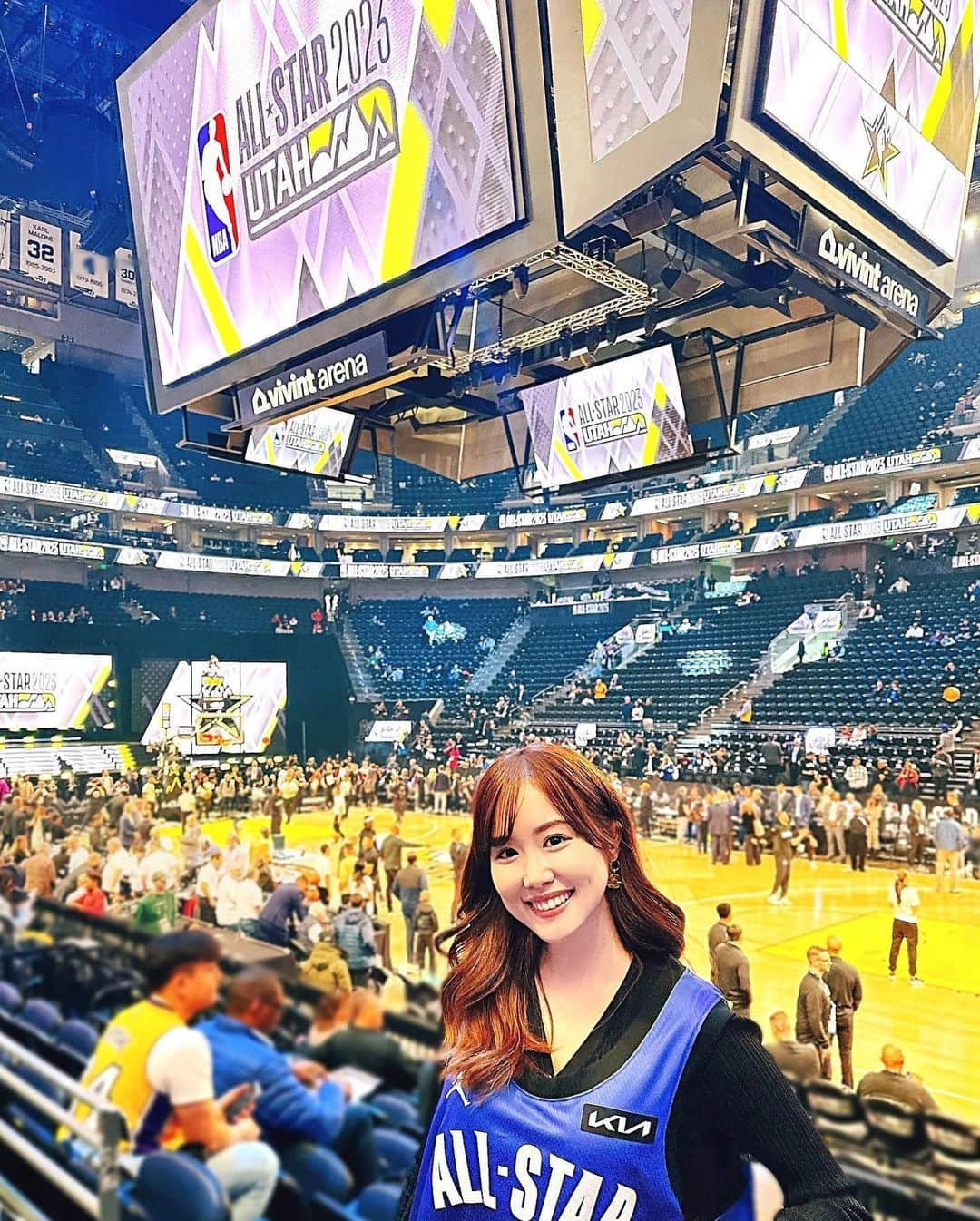 メロディー・モリタのインスタグラム：「NBA All-Star 2023 in the books!📚 Recap with vids/pics🎥 NBAオールスターを動画と写真で振り返り✨  @NBA All-Star is not just about the game. It's about the festivities & events that make it that much more special. One fun challenge for me was coming up with a handshake on the spot to compete against other countries' creators (Slide 3)! I had no idea what to do but threw in a ballet move, and somehow we got 2nd place😂  The All-Star Game is the only game you get to see a dynamic duo from the same team go 1-on-1. I shared along some fire scenes of the ASG in Slide 2🔥 Also check out a snippet of the cutest interaction between Tatum/Deuce in Slide 9😍 The arena was electrified especially during the dunk contest and at the end of the game as Tatum created a new record of 55pts in the ASG, making him the MVP!🏆  The flashiest passer of all-time, Jason Williams would casually be at an NBA party which was a pleasant surprise, and other moments like interviewing Pau Gasol and hearing Post Malone sing a set list live (Slide 5) were sunforgettable.❤️  Filming crews were with us the entire weekend, so stay tuned on Twitter and TikTok where NBA will be releasing some more fun content!😊 I even did something a bit out of character by re-creating some hip-hop/breakdance moves done by the players🙈  Huge thanks to everyone @NBA for inviting me once again, and to every single person I got to meet and be with!!✨ All the emotions of laughter, excitement, and awe really made it an incredible, fun-filled weekend🌟 Hope you felt the excitement & vibe of ASW through this recap as well!!😄🏀🙌  オールスターは試合を観戦するだけでなく、イベントへの参加も楽しみの一つです。「ハンドシェイク」を自分たちで考えて作り、国ごとの対戦にいきなり参加。初めてでよく分からない中、リードして頂きながらバレエを盛り込むパフォーマンスで..... 日本代表としてまさかの2位🙈!!  そしてなんと言っても、オールスターでしか見られない同チーム最強デュオの対戦や、歴史に残る名シーンも盛りだくさん！2枚目の動画でシェアしています。現地ではアリーナから溢れる熱気はもちろん、今回のMVPテイタム選手と息子のデュース君との可愛すぎるシーン（9枚目）なども目の前で見ることができました☺️❤️  パーティーでは、ジェイソン・ウィリアムズがいるという嬉しいサプライズも！👀  レジェンドへのインタビュー、ポスト・マローンの生歌など、試合以外でも思い出に残る経験をたくさんさせて頂きました✨  3日間密着して下さっていた撮影クルーの映像も、徐々にNBAのTwitterやTikTokなどで公開されるそうです⭐️ （みんなノリノリで選手の有名ブレイクダンスをリメイク版として踊ったりなどなど😂）  嬉しい再会や新しい出会いも沢山あり、お腹が痛くなるほど笑ったり、緊張したり、感動したり、とても中身が濃い本当に充実した3日間でした！😊✨ #NBA #NBAAllStar #NBAオールスター」