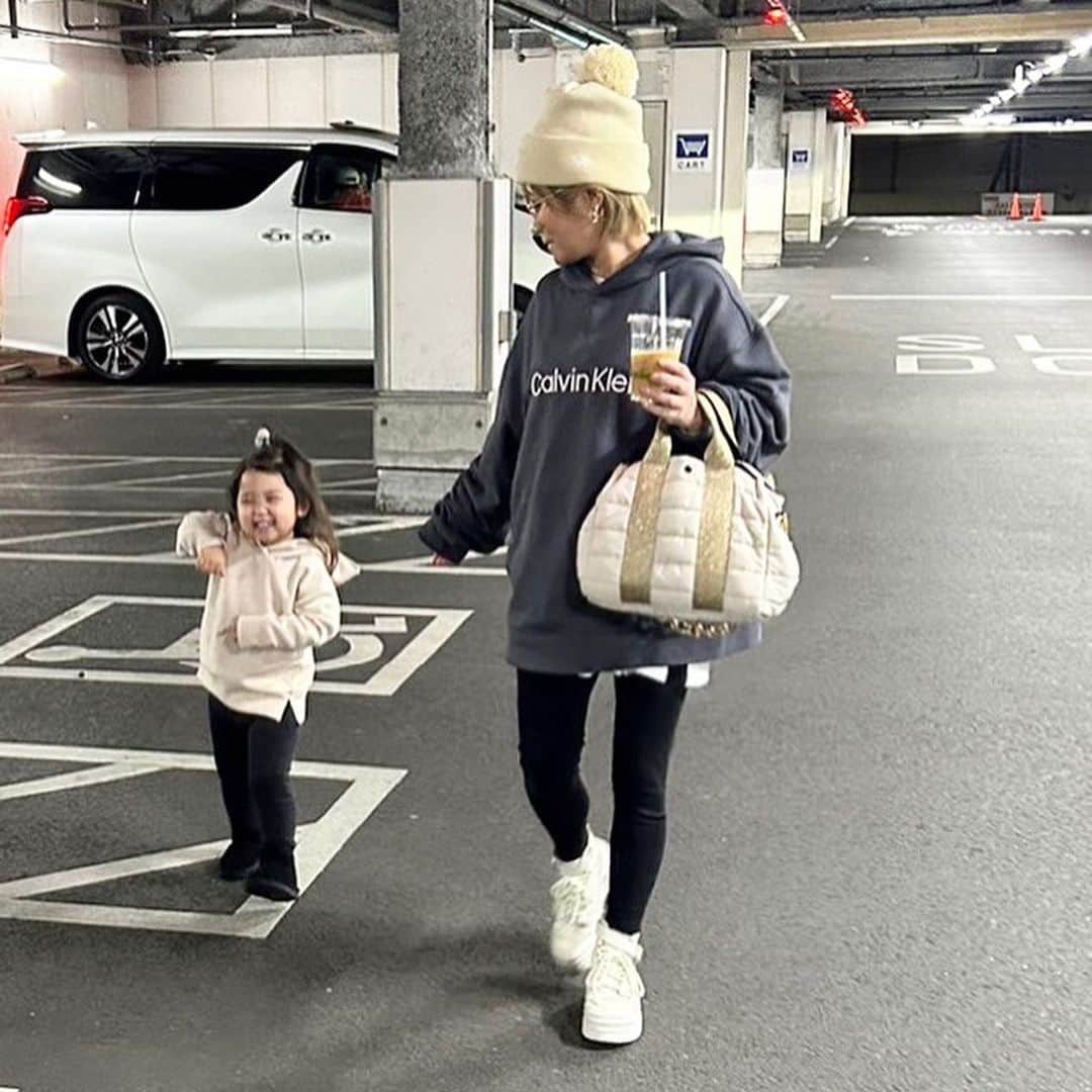 宮下美恵のインスタグラム：「お尻拭きが無くなって、 急遽コストコへ🛒✨  コストコのお尻拭きって、ペットにも使ってる人多いよね！ うちもです。  数箱買い📦してもすぐなくなる〜 けど、もう他のはどれもかしこも薄くて使えないくらいハマってる奴✨  カルバンクラインのパーカー、 残り1点となりました。  私が着用しているのは、どちらのcolorもMサイズです☺️」