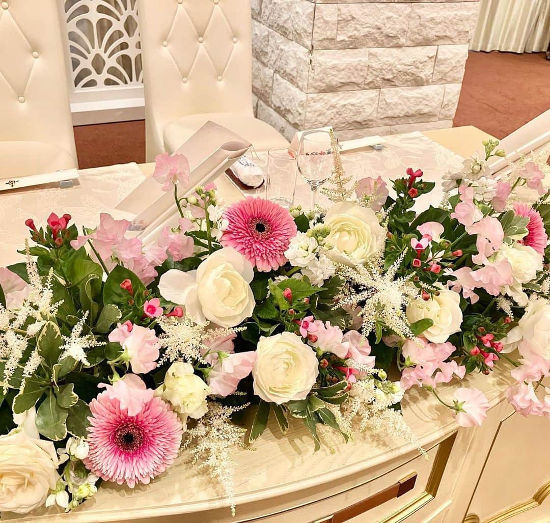 THE KASHIHARA(旧橿原ロイヤルホテル)のインスタグラム：「ペーパーアイテムの デザインを取り入れた 春のフラワーコーディネートに  ご結婚　誠におめでとうございます🌷  #2023春婚 #屋外独立型チャペル #チャペル挙式 #thekashihara  #橿原ロイヤルホテル #weddingparty #披露宴  #披露宴会場 #披露宴演出 #披露宴レポ  #奈良#wedding  #japanwedding  #weddingparty  #挙式#前撮り#和装 #ならよめ #プレ花嫁#関西プレ花嫁 #日本中のプレ花嫁さんと繋がりたい  #marryxoxo #marry花嫁 #ウェディングメニュー」