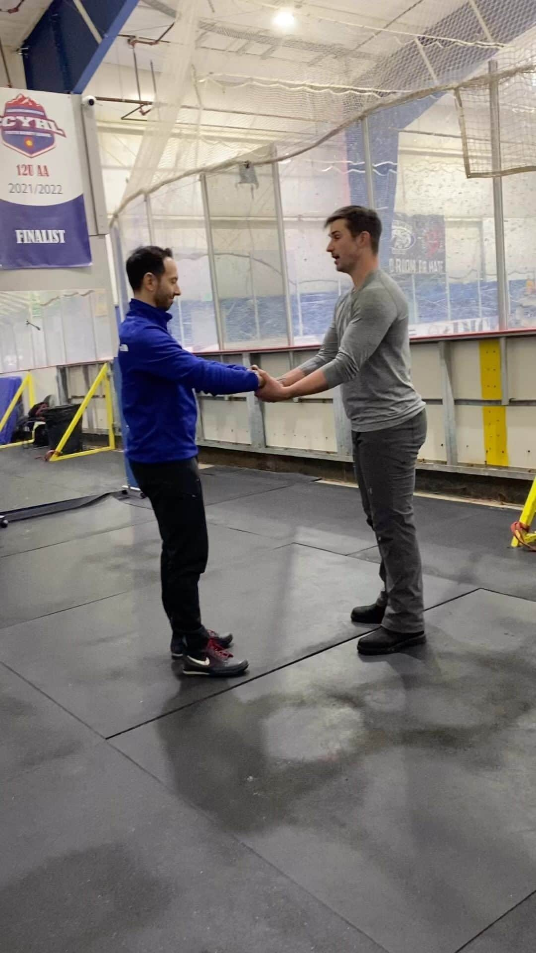 ザカリー・ダナヒューのインスタグラム：「We have fun in lift class Pt. 1 💪😜  👂 for the groan 😂」