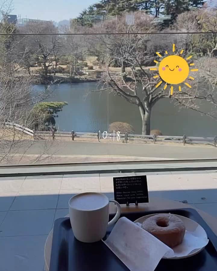 のインスタグラム：「・ 御苑スタバ☕️ いつも混んでるから中に座って飲むのははじめて。 朝が狙い目ですね😉 お天気で池がキラキラしてて木々が揺れてて、ぼーっとしてるだけで心地いい😌🍃 自然はいつも癒しをくれる🥰 最近はミルクをアーモンド🥛にしております♡  #スタバ#新宿御苑」