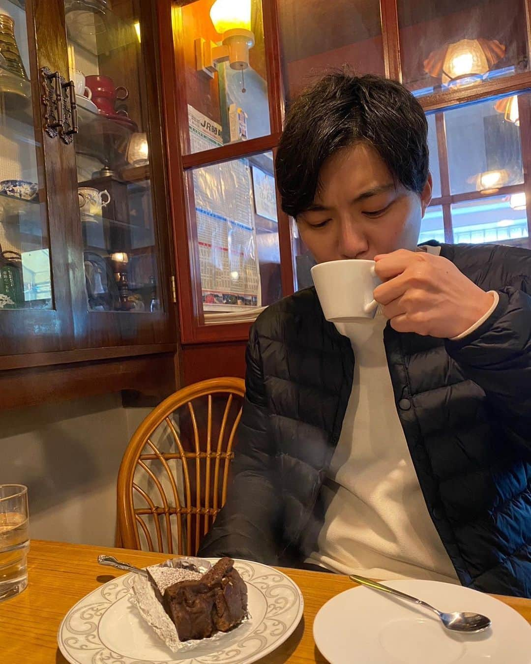 細田啓信のインスタグラム：「・ 【大船渡へ！】 うまいものを食べて飲んできました☕️🍰🍜  #めんこいテレビ #大船渡 #大船渡市 #喫茶店 #コーヒー #ケーキ #ラーメン には#チャーハン はマストで#胃薬 もってった」