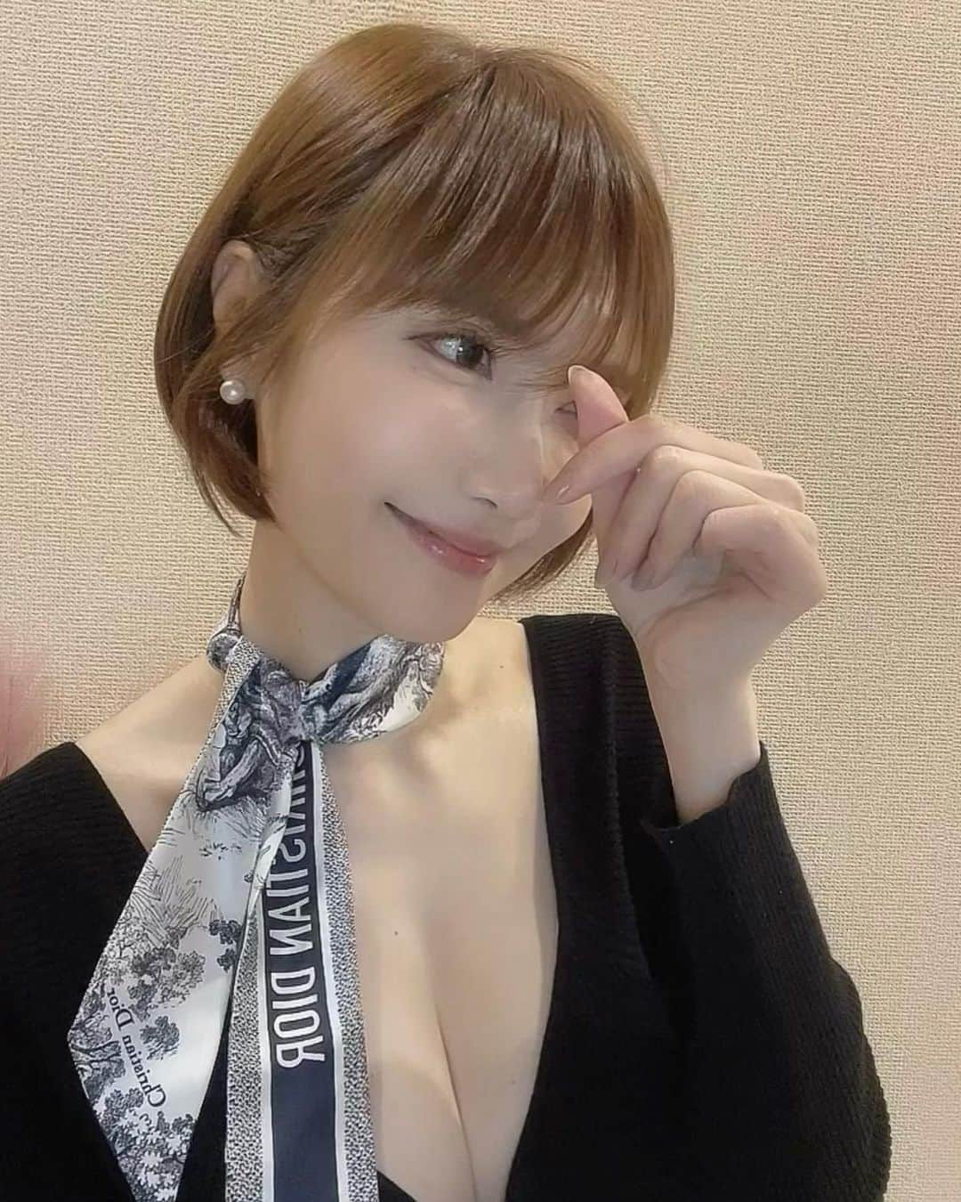 南キカのインスタグラム：「🤍🤍🤍 こう見えて普段出かける時はあまり 谷間出さない派です。( ˙ᒡ̱˙ ®)♩」
