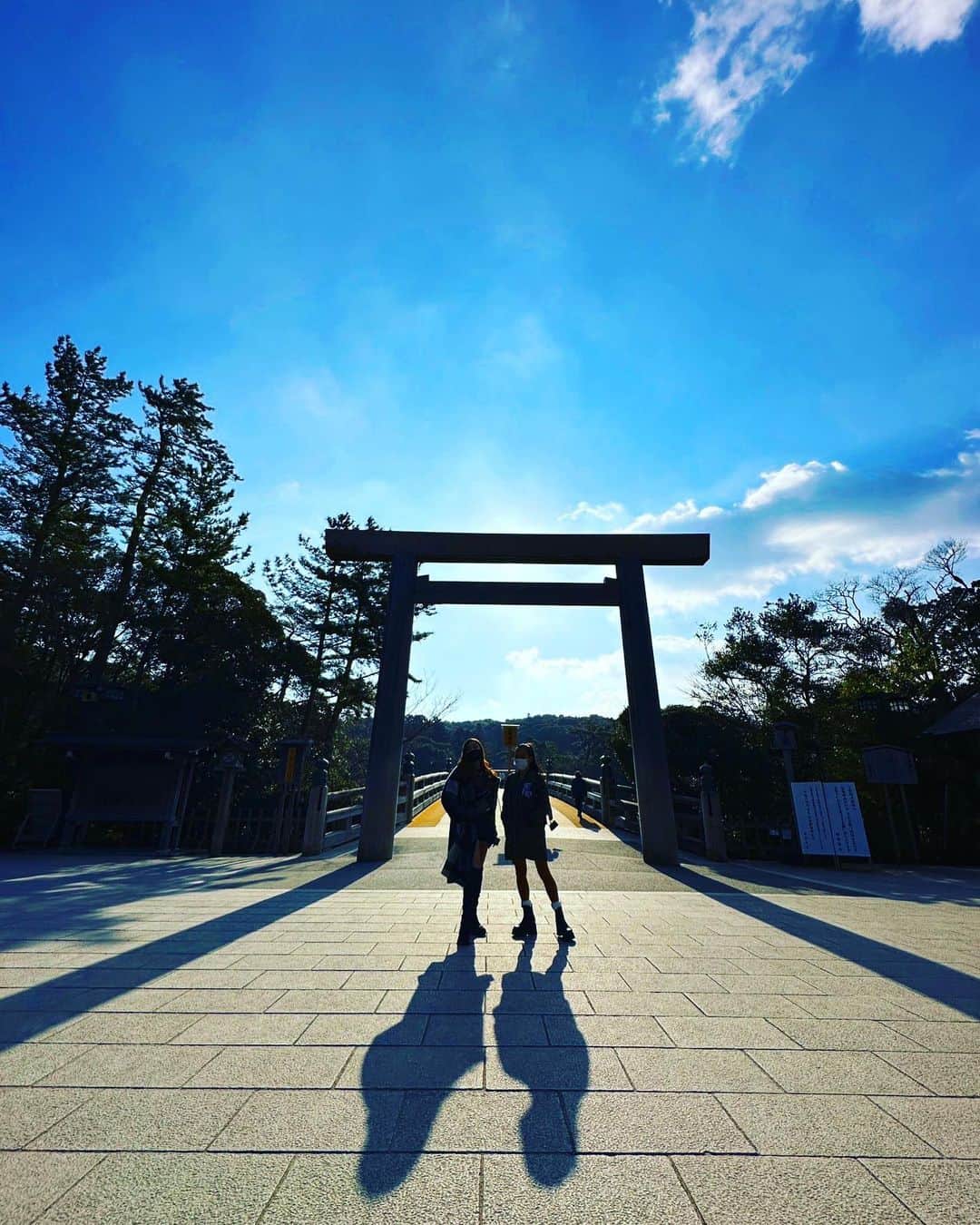 ベル（ニューハーフ）のインスタグラム：「2日目、 朝一で、 #赤福本店　へ。 早朝は並ばずにご案内💗 縁側で老後の自分を想像して。。。恐怖。 #招き猫  #内宮　へ  世界平和を祈り、、、✨⛩  横丁で、屋根から降りられないニャンコが💗😂」