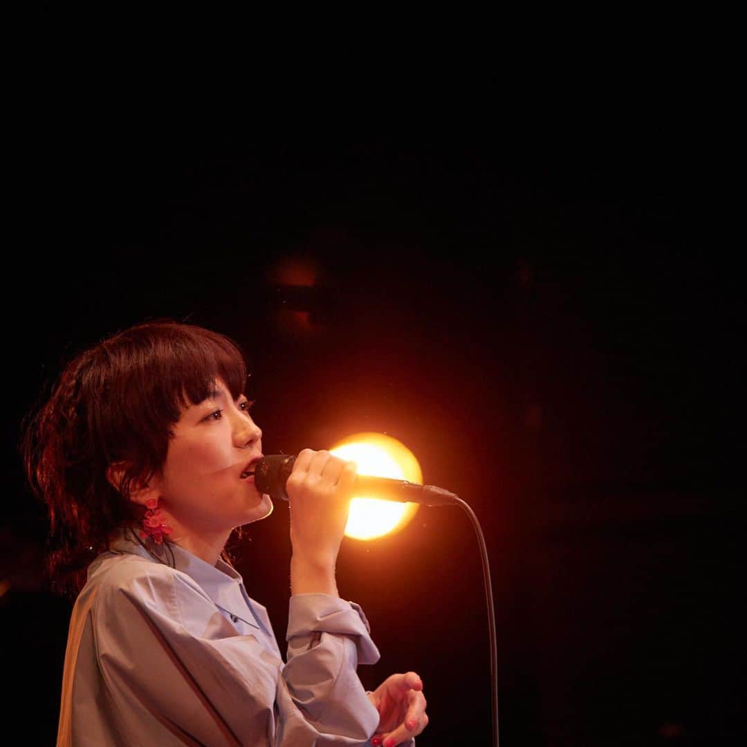 熊木杏里のインスタグラム：「Live「ひとつだけの風色のしおり」 バンドメンバーの音と共に春めいた日🍃  ありがとうございました。  本日、2月21日は 「窓絵」でデビューした日。 20年前は、MCで お父さん、、お母さん、、と 呟く子でしたが、元気に歌い続けてこれた事に感謝です。  配信のアーカイブは25日までです。  ぜひ、ご覧ください。  https://l-tike.com/kumakianri/  ヘアメイク💄　@__yoshikobaby__  スタイリング👗篠原さおり」