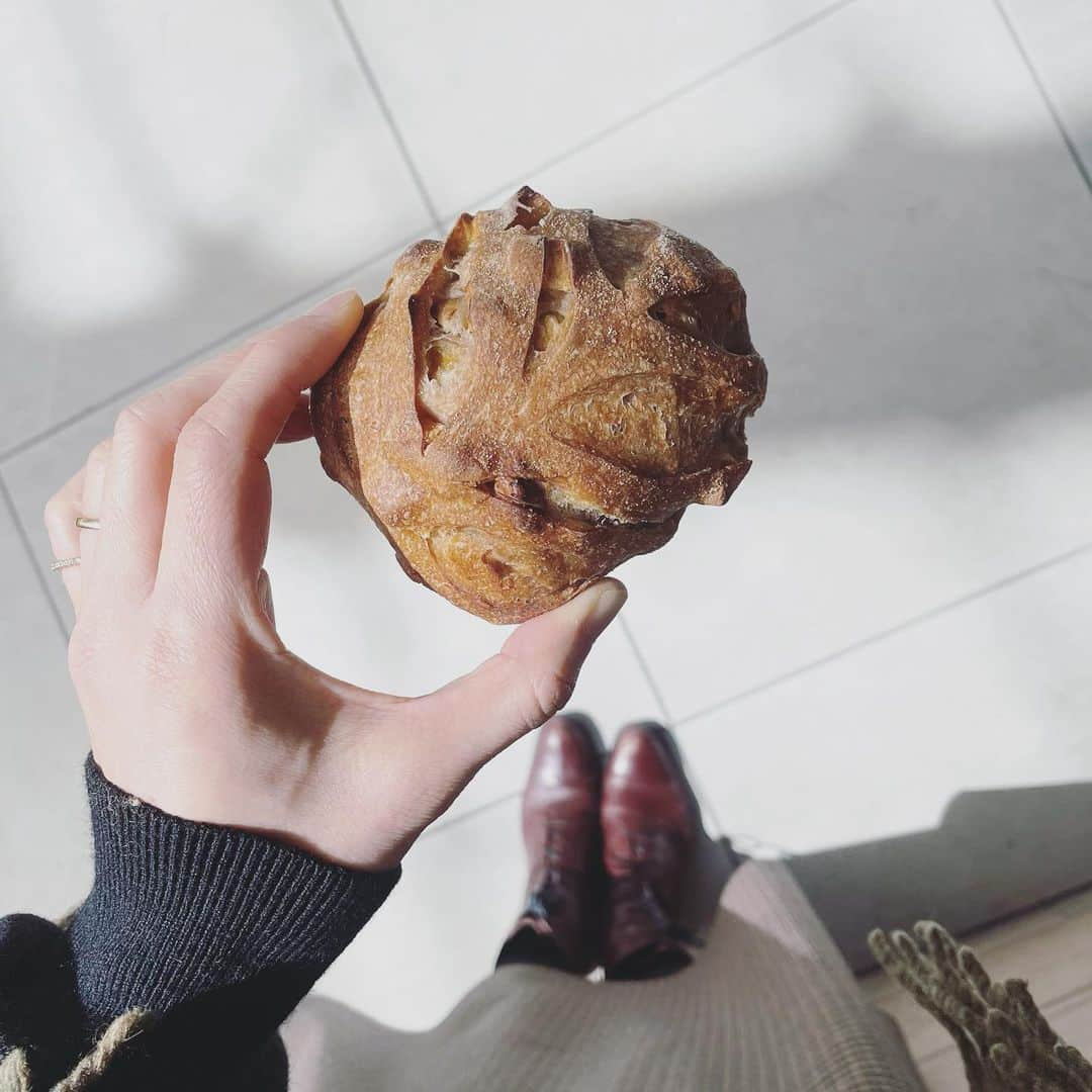 Maison Kayser Japon Officialさんのインスタグラム写真 - (Maison Kayser Japon OfficialInstagram)「. りんごとクルミのパンと。  メゾンカイザーに今までありそうでなかった組み合わせ、りんごとクルミ、そして全粒粉。 シャキシャキの角切りりんごの甘さとくるみの食感が食べ飽きさせず、この写真を撮った後ランチ前なのに1個食べてしまいました… 生地の表面がパリッと香ばしく焼き上がっていて、全粒粉ですが軽めの口当たりなところも好きです。 この商品を既に店頭で見つけてくださったフォロワー様からも「最高に美味しいので定番化してほしい！」とのお声を頂き本当にありがとうございます(o^^o)✨ あと3週間程で販売終了となりますので、メゾンカイザーにお越しの際は是非お試しくださいませ🍎  ✔︎りんごとクルミのパン ✔︎3月12日まで ✔︎¥290 . . #メゾンカイザー #maisonkayser #japon #boulangerie #erickayser #france #bakery #paris #croissant #パリ #ブーランジェリー #ベーカリー #フランス #パンスタグラム #パンのある生活 #バゲット #クロワッサン #パン #baguette #りんご #くるみ #apple #walnut」2月21日 12時36分 - maisonkayser_japon