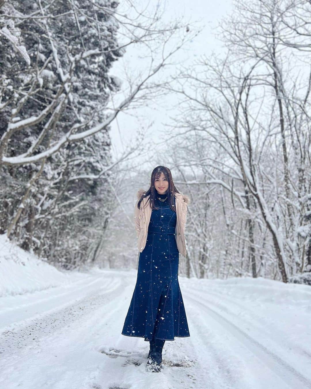 のインスタグラム：「今日は車選びドットコムさんの撮影で 群サイに向かっています！ 雪がすごすぎてロケ地まで到着困難でしたが 救出に来ていただいて辿り着けそうです✨🗻⛄️ 良かった！雪景色綺麗❄️ この後の撮影も頑張ります！   #車選びドットコム  #撮影  #⛄️ #雪  #群馬」