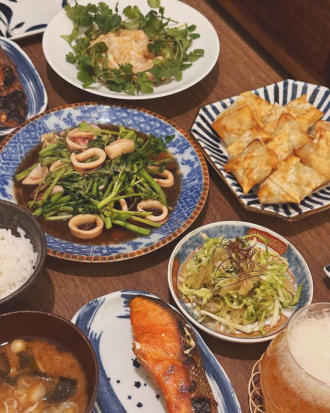 のインスタグラム：「🦑🐟🥟🥢🥬  ワンタンの皮を使い 2種類のたねで 海老ワンタンと挽肉キャベツの揚げ焼き  イカとクレソンの炒め物 余ったキャベツとザーサイで箸休め じゃがいもとわかめのお味噌汁  ご馳走様でした✨  ___________________________________  #love #life #loveislove  #cooking #おうちごはん」