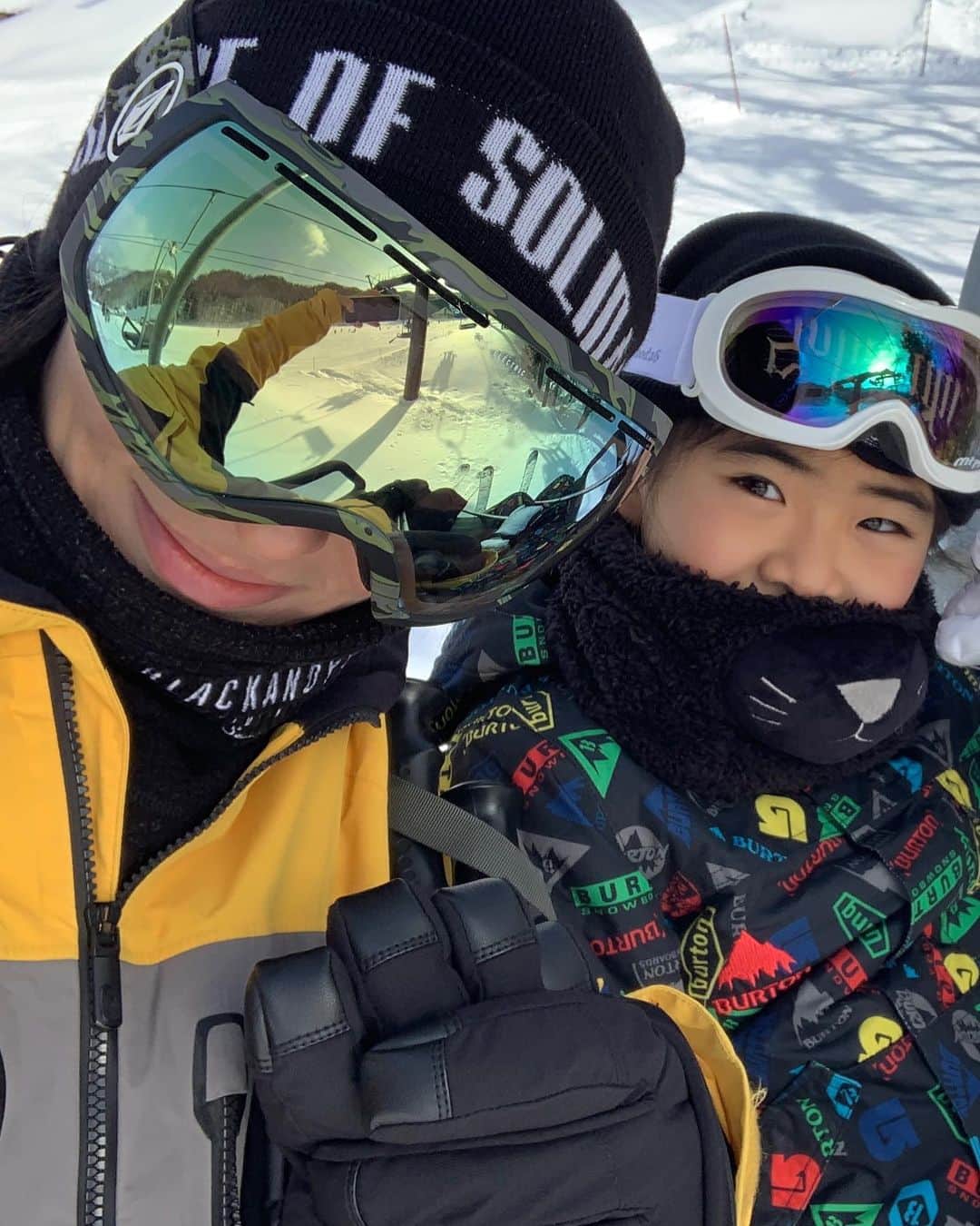 田沢美亜さんのインスタグラム写真 - (田沢美亜Instagram)「まさかの40代に入ってからスキーに復活するとは思ってもいませんでした。 幼少期から大学生まで続けていたスキー、20年のブランクがあったにも関わらず体がこんなにも覚えているとは…驚きです！ スキーってこんなに楽しかったっけ？嫌々になってやめたのが最後だったので、スキーを素直に楽しんでいる自分にも驚いています。  農園作業も落ち着いている冬、いつもはのんびり温泉入ったり、暖炉前でゆっくりしているのがお決まりでしたが、これからの水上での冬の過ごし方がガラリとアクティブに変わりそうです！ 東京と水上での二拠点生活をしているからには冬のアウトドアも満喫しないといけませんね。  20年のブランクがあると道具もギアーも何が良いのやら。スノーボーダーの主人と兄のもの借り出し中。 スキーウェアー探してます！　是非おススメ教えて欲しいです😊  私のスキー熱を復活させてくれた @takeg7 @sawa_iam ファミリーに感謝です😌  #20年ぶり #二拠点生活 #梅農家 #兼業農家 #水上スキー #田沢美亜」2月21日 13時30分 - miatazawa