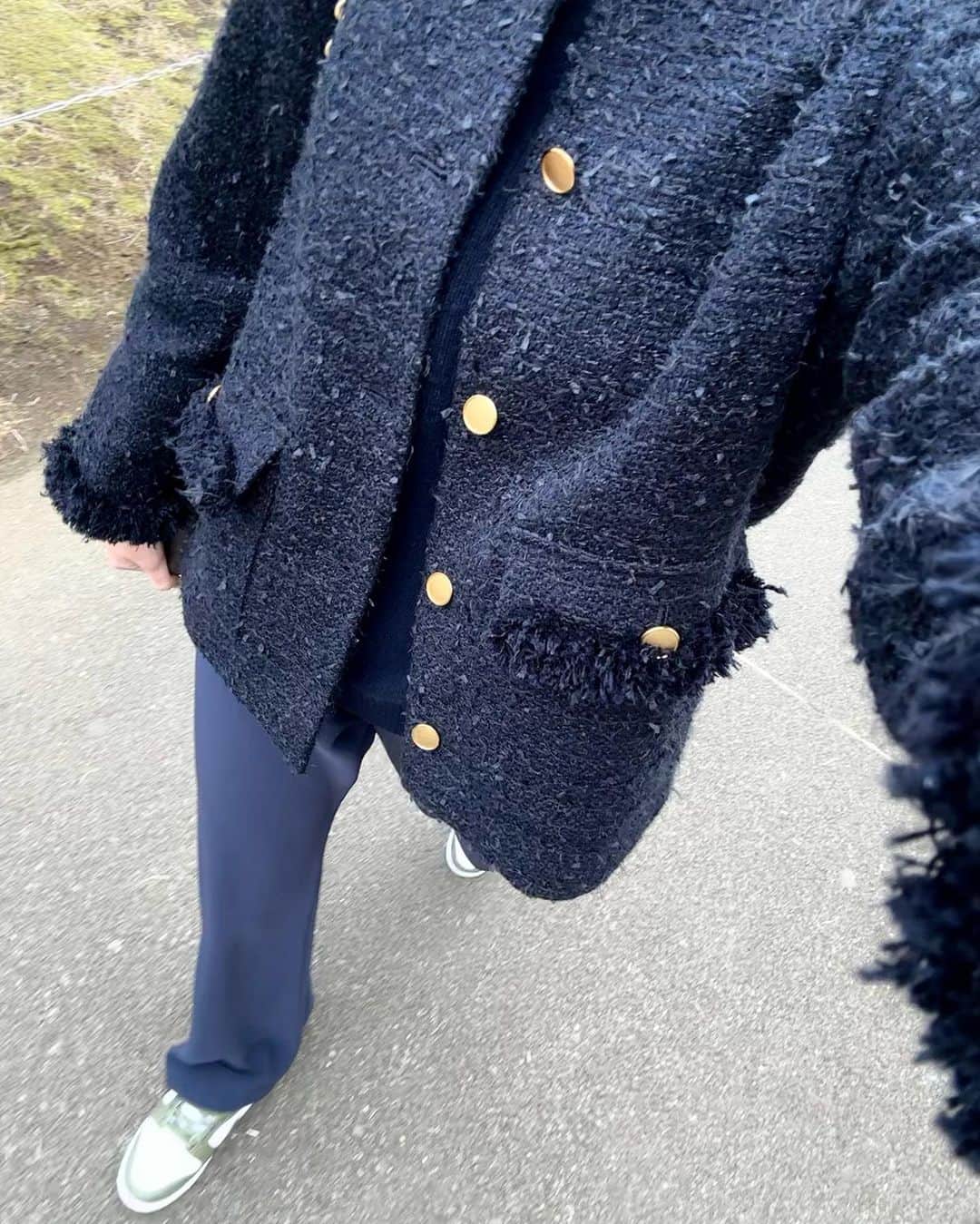 良原安美さんのインスタグラム写真 - (良原安美Instagram)「風がびゅんびゅん吹いて、 週末の暖かさはどこへ！？ な東京ですが、、 ⁡ その暖かかった週末のわたし。 この春は、 ツイードのジャケットに お世話になりそうです🌸😏 ⁡ ⁡ ⁡ (早速、写真の白枠期間終了☺️笑) ⁡ ⁡ #激しく花粉が舞っている」2月21日 13時23分 - yoshiharaami