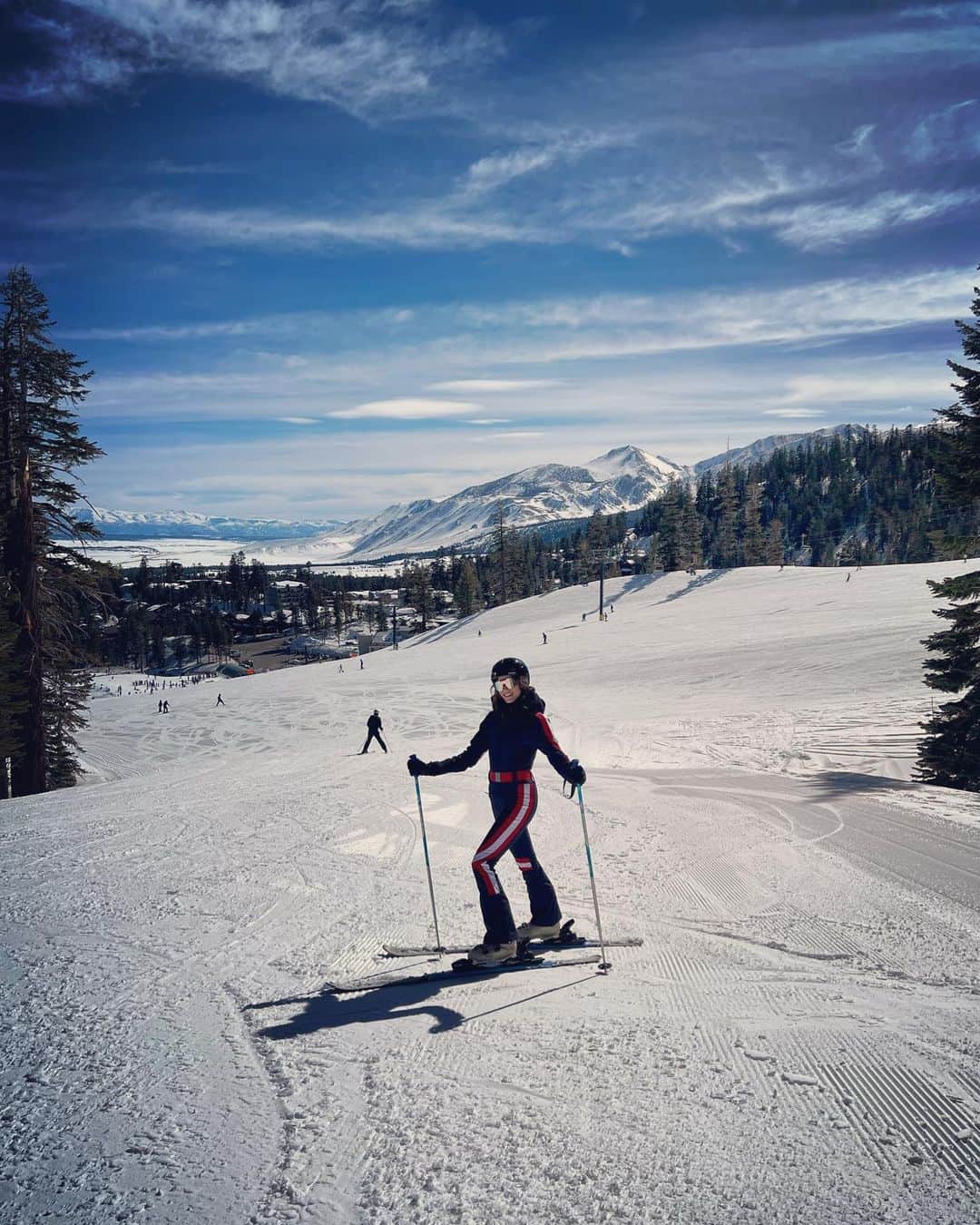 トローヤン・ベリサリオのインスタグラム：「It’s been 10 years, but if you put me in a fun snow suit I’ll #shredthegnar like it was yesterday.」