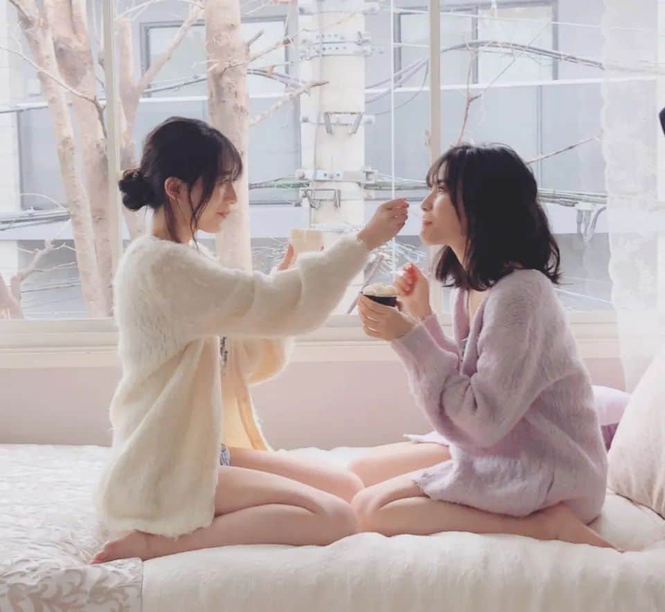 佐々木優佳里のインスタグラム：「🌈  懐かしい写真！ みんな覚えてる？笑 またグラビアやりたいな😊  #aka48 #グラビア #懐かしい」
