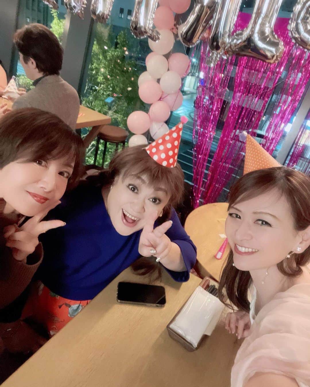 奈美悦子のインスタグラム：「お友達のお誕生日のお祝い🎉 #お誕生日 #お祝い #おめでとう #おめでとうございます #仲良し #友達 #お祝いは楽しいね #パーティー #バースデー」