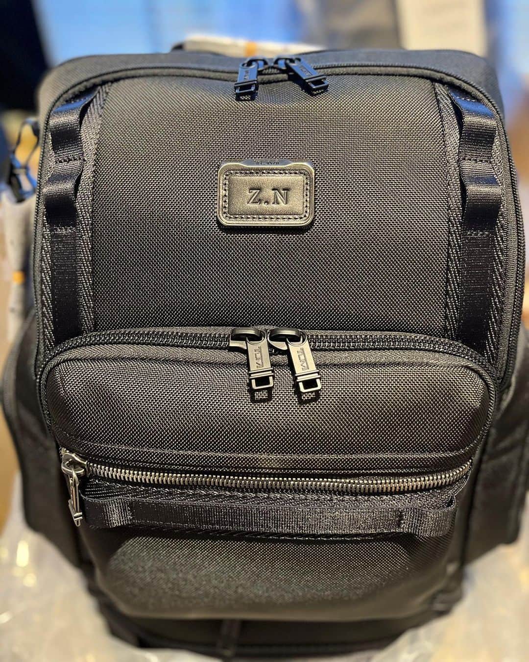 西田善太のインスタグラム：「TUMI Alpha Bravo Collection<レネゲード>到着。今日からよろしく❣️ 新しいTUMIが来てしばらくは、運ぶモノの"部屋割り"をあれこれするのが楽しすぎるのだ。新しい部屋、心の引越しみたいな感じ。大容量、考え抜かれたポケット、スマホ隠しポケット、"操作性"の良さ、大満足。そして僕は3日に一度は「背中のかばんが全開ですよ」と見知らぬ人に声をかけられます。さっそく今朝から「財布丸見えですよ」と。バックパックだと、人の優しさがしみる。しみるんです🥹 #Tumi #alphabravo」