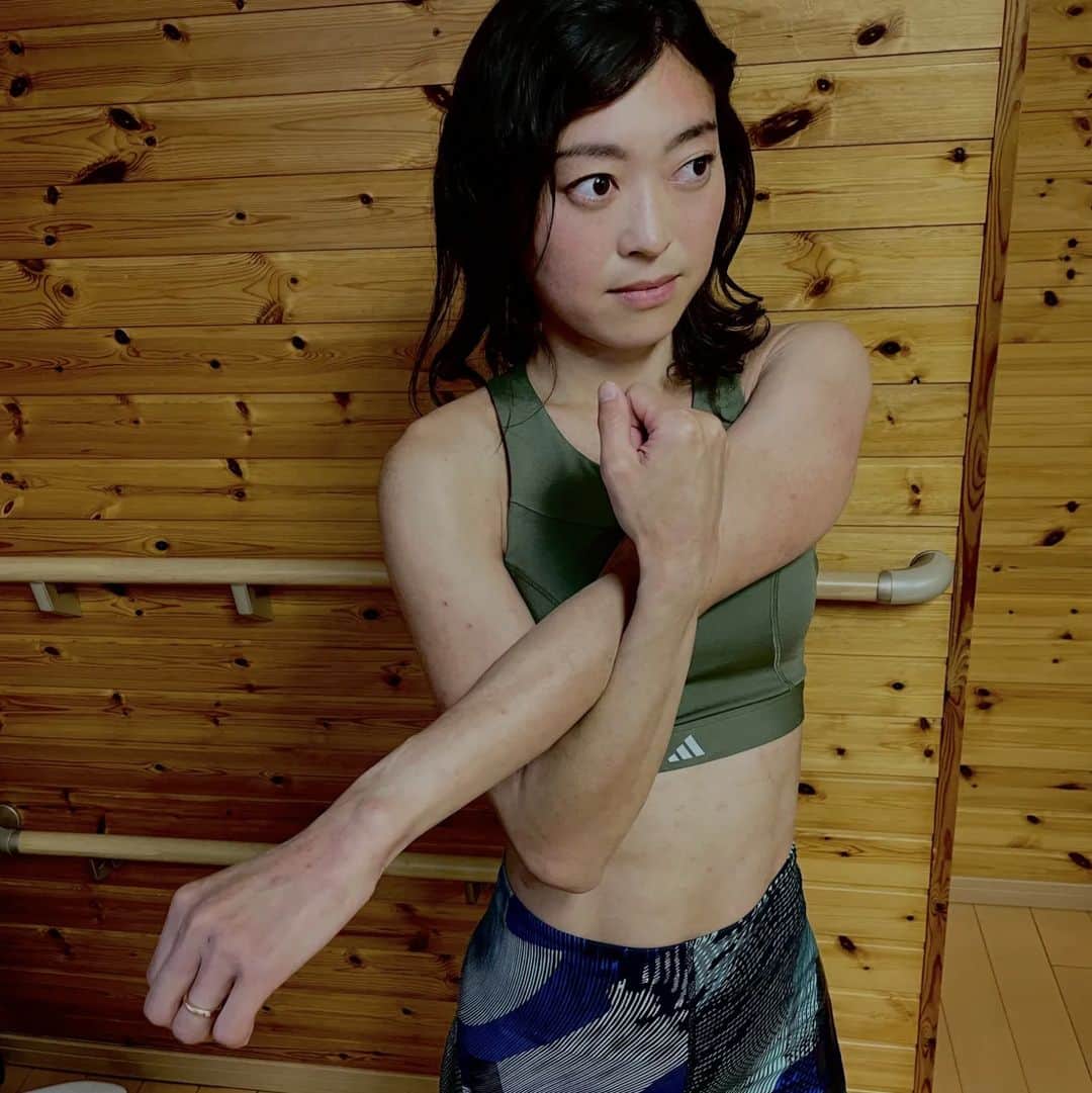岡田久美子のインスタグラム：「快適にストレッチやトレーニングができるウエア🌴  しなやかな動きや力を入れる瞬間もサポートしてくれます💪 自分に合ったウエアを着て自分らしさを表現していくぞ🙆  @ADIDASTOKYO @ADIDASWOMEN #トレーニングウェア  #createdwithadidas」