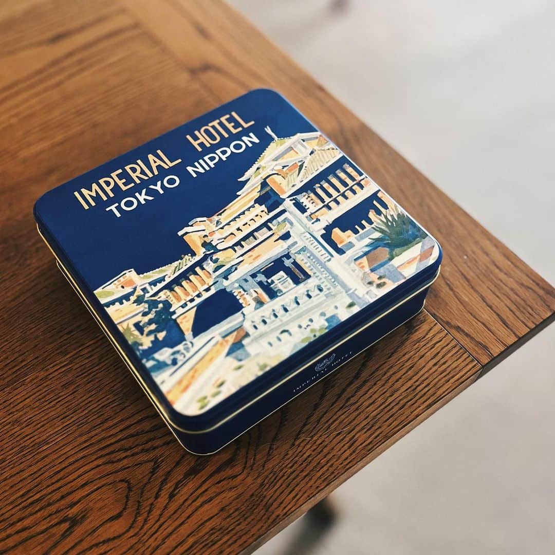のインスタグラム：「久しぶりの #パケ買い道場 🍪  フランク・ロイド・ライトが手掛けた 帝国ホテルの（今はなき）2代目本館、 通称 “ライト館” の開業から今年で100周年。  当時のパンフレットのデザインを使った アニバーサリークッキー缶が 限定発売されてたので買ってみました。 ホテルメイドの焼き菓子って無条件口福ダヨネ…😌  #帝国ホテル #imperialhotel  #ホテルメイドクッキー  #クッキー缶 #手土産 #手みやげ #パッケージデザイン   #1923年 #お披露目の日に関東大震災 #あの池のお陰で延焼免れたのだそう #2036年に4代目の新本館に建て替え予定  #notPR 👈」