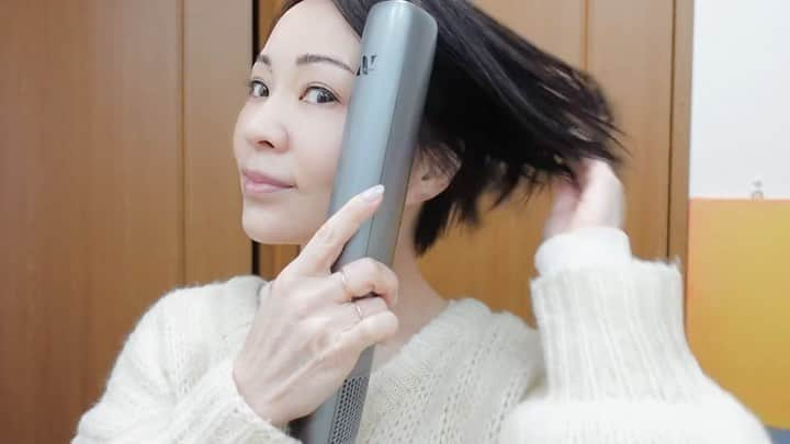 杉村理恵子のインスタグラム：「新しいフォルムの新型ドライヤー  📍リンゴより軽い「281g」なのに、最大クラスの風量【風速62メートル｜大風量2.8㎥/分】 📍【独自のトリートメント技術】サロン仕上げの "ちゅるん" ツヤ髪へ 📍【15のモード】温冷循環で美容サロンのブロー技術を自動で再現！トップふんわり、毛先まとまる髪へ 📍腕の負担にならないスティック型軽量ドライヤー  AIR BLOW STICK エアーブロードライヤー  #ドライヤーおすすめ  #高機能ドライヤー最新型ドライヤー  #髪質改善 #髪速乾  #ヘアメイク」