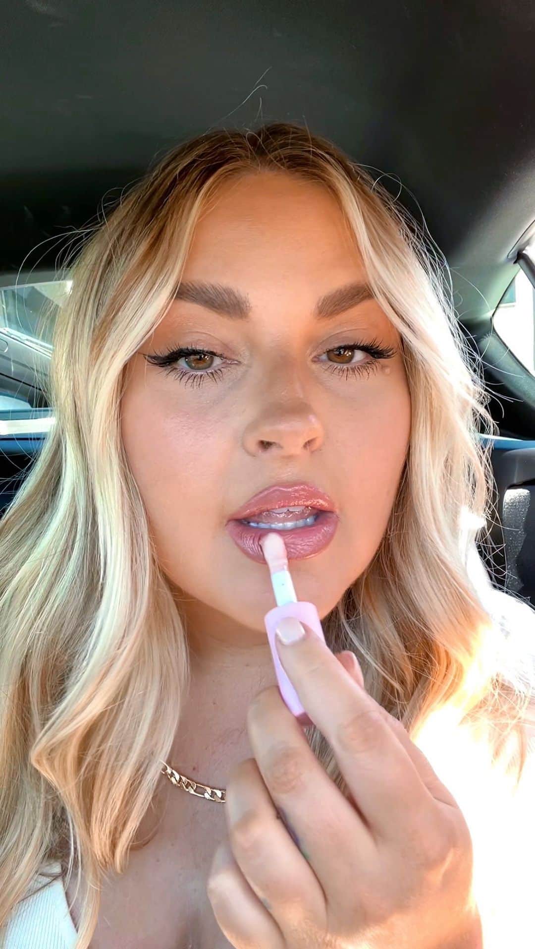 Shannonのインスタグラム：「AD gone are the days of air fresheners in the car that only smell nice for like 4 days - because @glasshousefragrances now have their own Car Diffusers 🤍 Each disc lasts for about a month (depending how strong you set it to be) and these smell so much nicer as well - just like my fav candle 🕯️ A Tahaa Affair….. iykyk 😍 #GlasshouseFragrances #CarDiffuser」