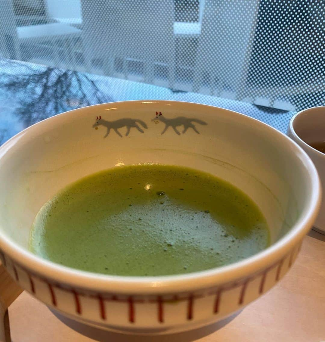 畑田亜希さんのインスタグラム写真 - (畑田亜希Instagram)「⛩️伏見稲荷大社🐱  今年の初詣は伏見稲荷へ🎍  3年振りに行ったら、新しいカフェが出来ててとっても素敵でした🥰 抹茶パフェ美味💚💚  みんなで歩いてたら ”ごんだ焼き“ と書いてある出店があって、「ごんだ焼きって何だろ？？」って大きい声で話してたら、普通に焼きだんごだった😂🫣🥲恥ずかしすぎてしばらく無言w  そして遅すぎる投稿🙃  #2023 #japan #kyoto #伏見稲荷 #初詣 #やきだんご」2月21日 13時53分 - akihatada