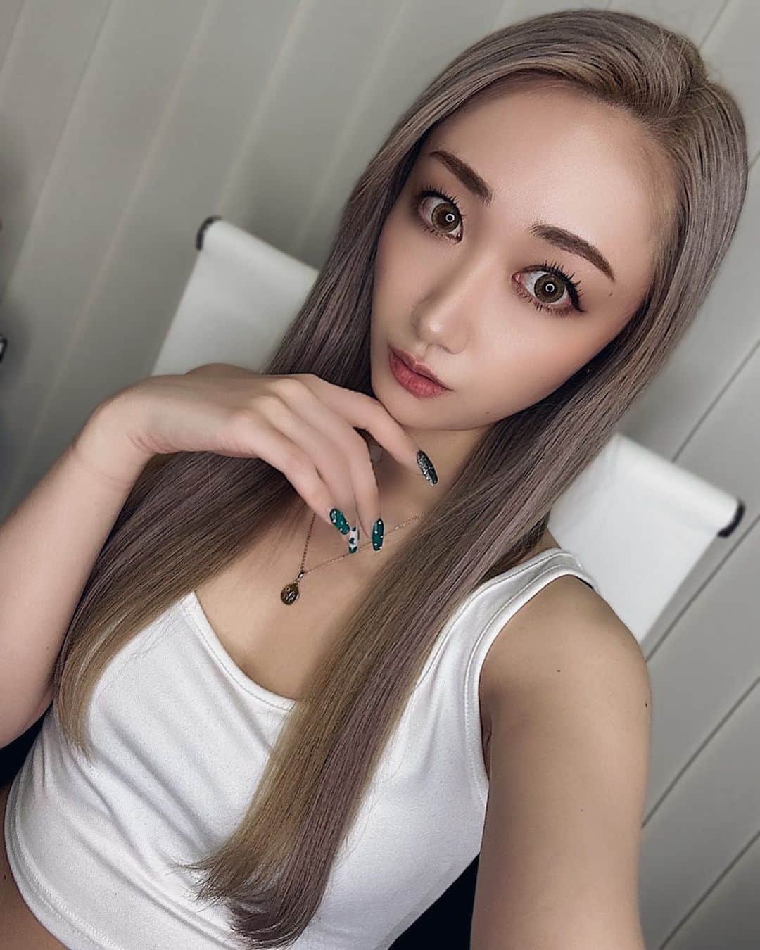 のインスタグラム：「久々美容情報📓💕 . 美容院は安定のアンククロス @ankhcross_official  担当 @ac_ykh ゆきほちゃん🥰 今回も希望通りいい感じ～！ んでハイトーンなのにサラサラ感やばい🤭🔥 いつもありがとう🧡 . まつ毛と眉毛は @eye_etora で 担当 @etora_saya さやかちゃん✊🏽💕 眉毛で顔のイメージ変わるけどいつもまじ完璧❤️ まつパのお陰でメイクも楽だし月一は必ず🙏🏽✨ おすすめサロンだよっ！！！ . そして最後は去年からお世話になってる SBC上野院🤝🏽🔥 @dr_yanagawa @sbc_yanagawa  初めてのバッカルファットからの 最近はピーリング、イオン導入、白玉注射 そしてハイフをやってもらった🫶🏽 お肌綺麗にしてもらってるのと 将来のたるみ予防にハイフは欠かせない🥺 悩みある方は柳川先生の所へ☺️💕 . 以上美容情報でした☝🏽💚💚💚 . #アンククロス #まつパ #眉毛 #ハイフ #sbc」