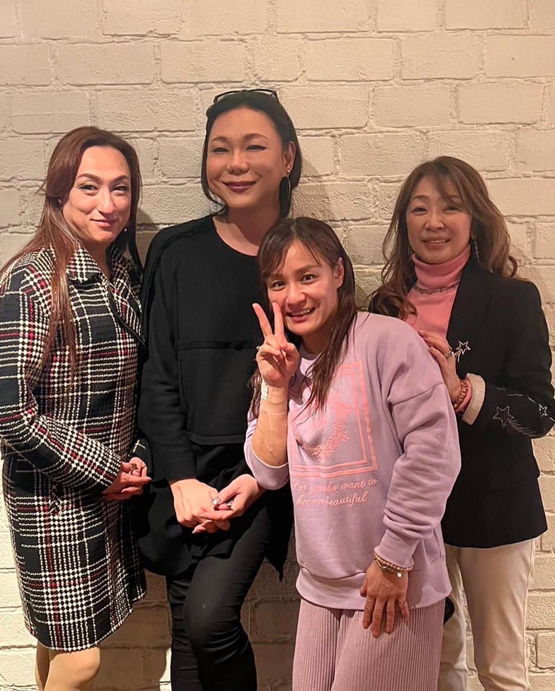 山田よう子のインスタグラム：「ここ数日、我慢我慢の毎日で追い込まれて人間の恐さを知りました。でも周りの笑顔に助けられ本当に感謝致します エネルギーも戻って来たので私はママとしてもまだまだ頑張ります‼️ そして周りの笑顔が大好きだから自分の為にも笑顔いっぱいにしたい（〃＾∇＾）o_彡☆  阿字マーク、大和魂のうちのオリジナルTシャツを着てるメンバーを見るとなんか可愛く余計に応援したくなる♡♡」