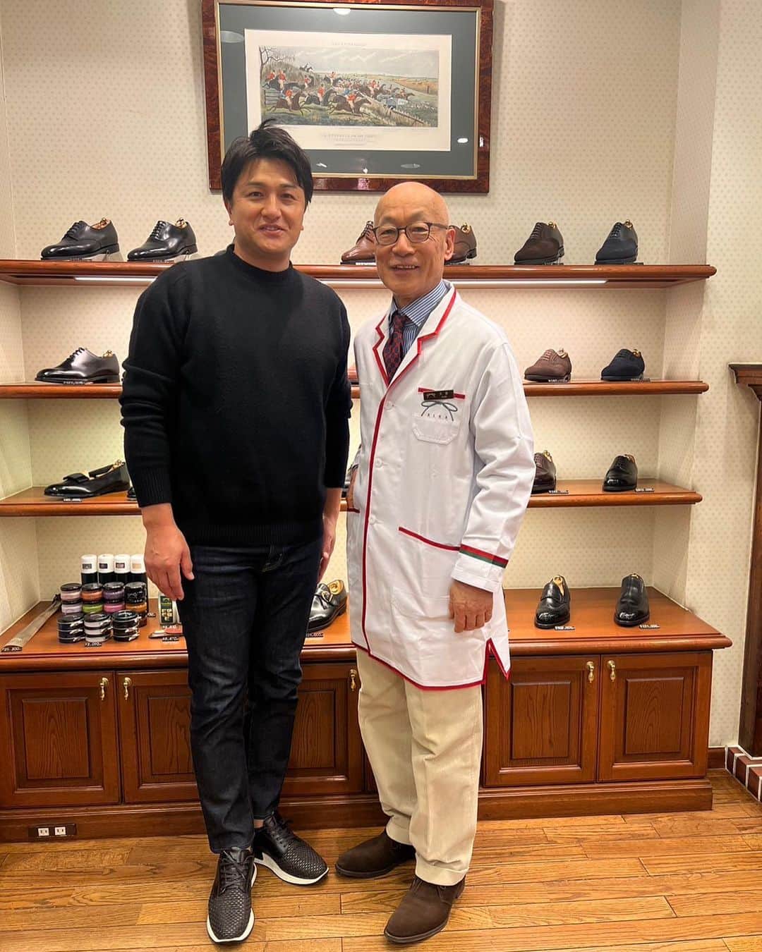高橋由伸さんのインスタグラム写真 - (高橋由伸Instagram)「数日前になりますが、子供たちを連れて靴を作ってきました。いつもお世話になっているアルカさん。久世さんにはいつも足を測って頂き、「歩きやすい靴」をお願いしています。  #アルカ #歩きやすい靴」2月21日 14時21分 - yoshinobu24_official