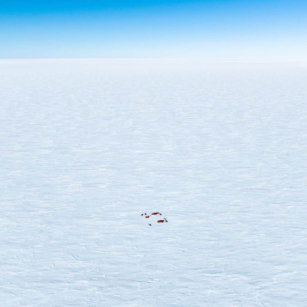 マイケル・ドーソンさんのインスタグラム写真 - (マイケル・ドーソンInstagram)「Blue Sky views from up high — The interior of Antarctica is a very sparse place, not a lot of detail until you look a little closer. Here’s some images of the Polar Plateau as we climbed up the foundation ice stream. Looks flat, but it is definitely not ;)  Sometimes it would take a number of days to cross the horizon. Always beautiful always changing.   #inspire #discover #conserve #southpole2022 #inspiringexplorers #polar  #adventure #amundsen #thenandnow」2月21日 14時22分 - mrmikedawson