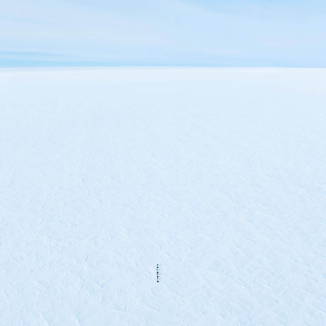 マイケル・ドーソンさんのインスタグラム写真 - (マイケル・ドーソンInstagram)「Blue Sky views from up high — The interior of Antarctica is a very sparse place, not a lot of detail until you look a little closer. Here’s some images of the Polar Plateau as we climbed up the foundation ice stream. Looks flat, but it is definitely not ;)  Sometimes it would take a number of days to cross the horizon. Always beautiful always changing.   #inspire #discover #conserve #southpole2022 #inspiringexplorers #polar  #adventure #amundsen #thenandnow」2月21日 14時22分 - mrmikedawson
