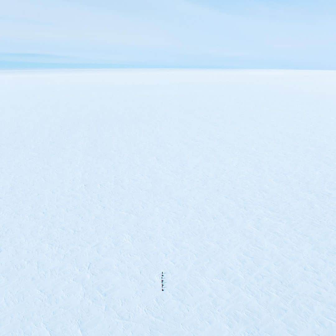 マイケル・ドーソンさんのインスタグラム写真 - (マイケル・ドーソンInstagram)「Blue Sky views from up high — The interior of Antarctica is a very sparse place, not a lot of detail until you look a little closer. Here’s some images of the Polar Plateau as we climbed up the foundation ice stream. Looks flat, but it is definitely not ;)  Sometimes it would take a number of days to cross the horizon. Always beautiful always changing.   #inspire #discover #conserve #southpole2022 #inspiringexplorers #polar  #adventure #amundsen #thenandnow」2月21日 14時22分 - mrmikedawson