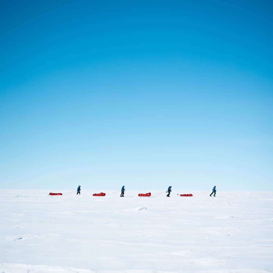 マイケル・ドーソンさんのインスタグラム写真 - (マイケル・ドーソンInstagram)「Blue Sky views from up high — The interior of Antarctica is a very sparse place, not a lot of detail until you look a little closer. Here’s some images of the Polar Plateau as we climbed up the foundation ice stream. Looks flat, but it is definitely not ;)  Sometimes it would take a number of days to cross the horizon. Always beautiful always changing.   #inspire #discover #conserve #southpole2022 #inspiringexplorers #polar  #adventure #amundsen #thenandnow」2月21日 14時22分 - mrmikedawson