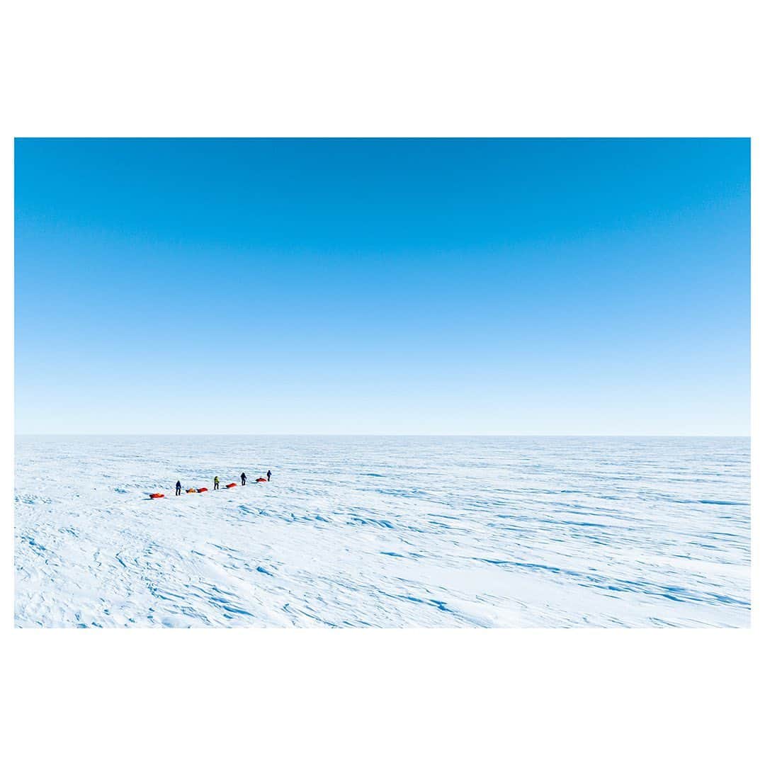 マイケル・ドーソンのインスタグラム：「Blue Sky views from up high — The interior of Antarctica is a very sparse place, not a lot of detail until you look a little closer. Here’s some images of the Polar Plateau as we climbed up the foundation ice stream. Looks flat, but it is definitely not ;)  Sometimes it would take a number of days to cross the horizon. Always beautiful always changing.   #inspire #discover #conserve #southpole2022 #inspiringexplorers #polar  #adventure #amundsen #thenandnow」