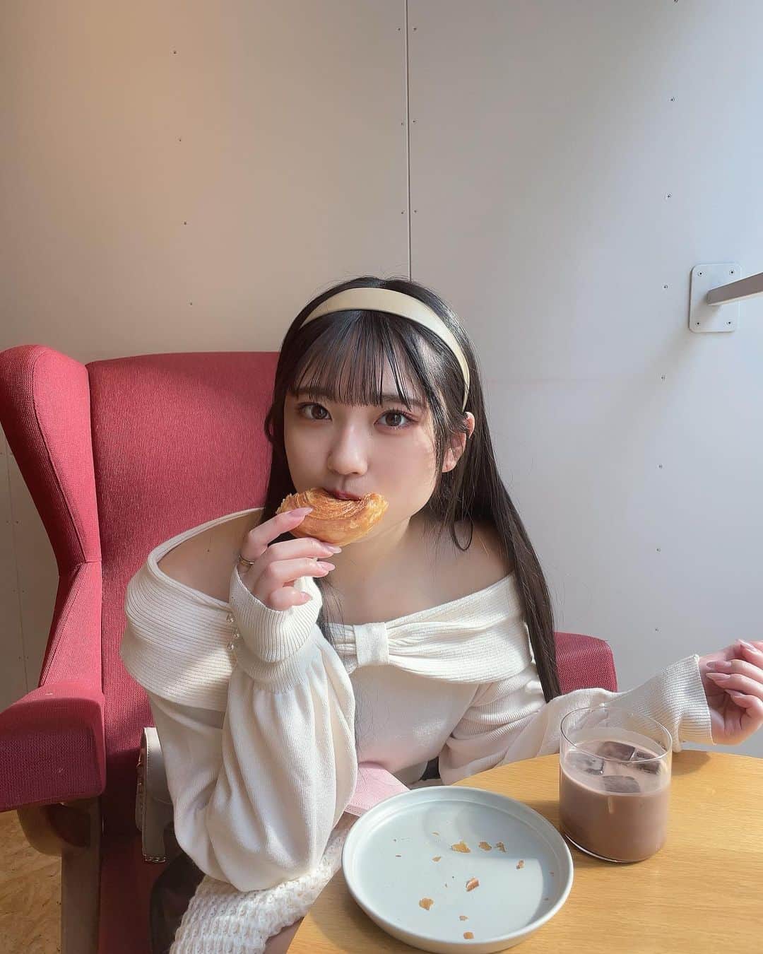 のインスタグラム：「お米より麺よりパンだよな、、🥺」