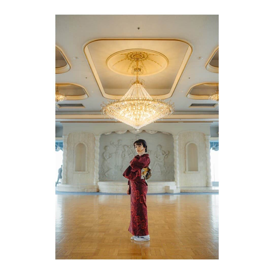 田中美晴のインスタグラム：「いつかのニューアカオ。 女将気分でシャンデリアと。 　 　 　 　  #kimono #japaneseculture  #portraitphotography  #着物 #人像 #拍照 #日本文化」