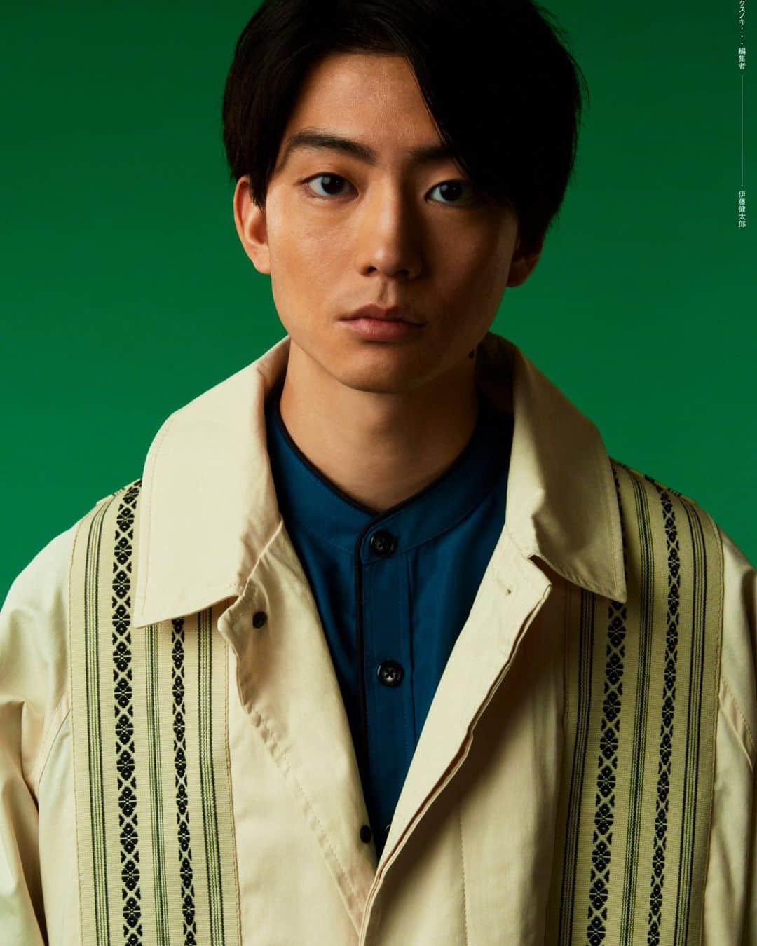 伊藤健太郎のインスタグラム：「舞台背信者のクスノキこんな感じです。  衣装も衣装部が心込めてリメイクして作ってくれました。 このコートに付いてるのは和服の帯なんですね、、かっこよかったです。衣装部さん、ありがとう。 さぁ、皆さんと会えるまでもう少しです。  仕上げます。  kentaro....」