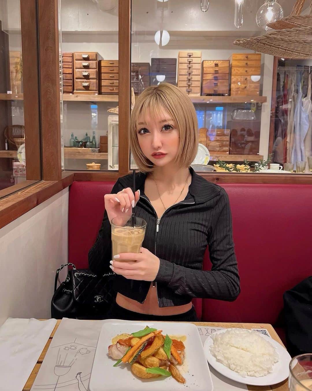 のインスタグラム：「︎︎︎︎︎︎☑︎ 𝐋𝐮𝐧𝐜𝐡 ❤︎  裏道にあるカフェに行ってきたよ☕️💭 ていねいな暮らしやってみた🤭💕  #南青山ランチ #青山カフェ #ていねいな暮らし」