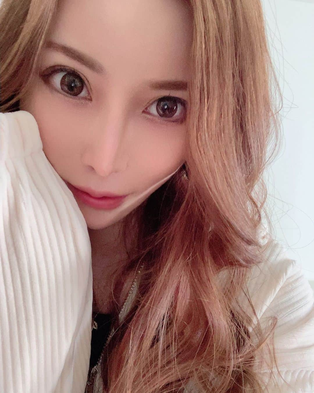 高橋沙弥華さんのインスタグラム写真 - (高橋沙弥華Instagram)「顔に光入っちゃったけど自然光が1番盛れる🤭w  眼瞼下垂2ヶ月でやっとDT落ち着いてきた🥹😭💓  セトアコーデュロイ生地でしっかりしてて高身長さんにお勧め❤️‍🔥スカートロング丈でマーメイドで着回しにも👍 （ファスナー付きウエストゴムめちゃくちゃ楽だけど本当に可愛い🎀グレーが1番人気✨）  私はアイボリー買いました🤍  . . .  #セレプー #セレクトショップ #海外セレクトショップ #お取り寄せ #冬服 #春服コーデ #ダイエット #diet #セットアップコーデ #まぢ楽 #楽ちん #楽ちんコーデ」2月21日 14時25分 - takahashi_sayakachan1204