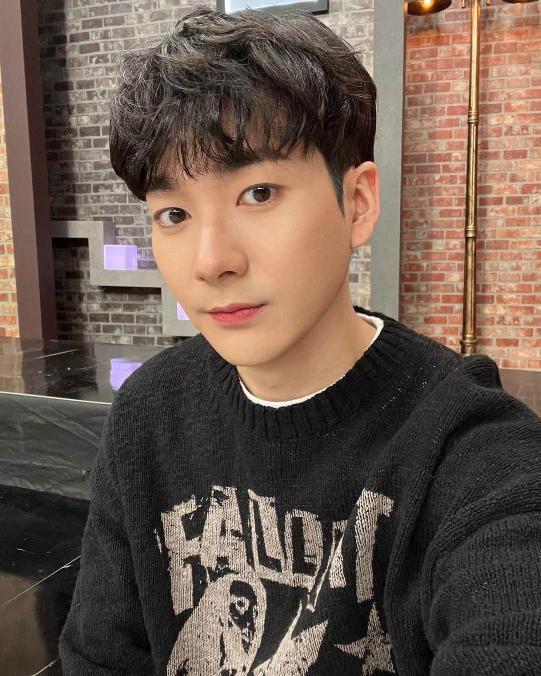 アロン のインスタグラム：「🤗」