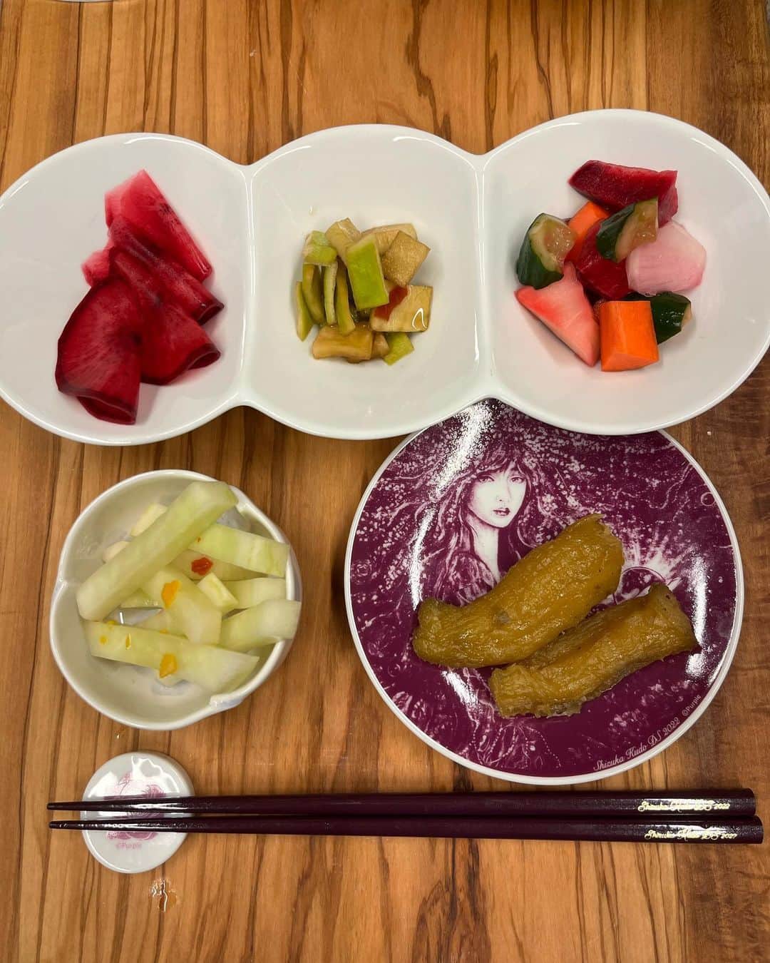 のインスタグラム：「夜食にお新香と酵素玄米✨💕  2枚目　大根と陳皮　甘酢 3枚目　千枚漬け　甘酢昆布 4枚目　大根の皮の鷹の爪醤油漬け 5枚目　月桂樹ピクルス  お汁は、前日のブリの刺身の残りで。」