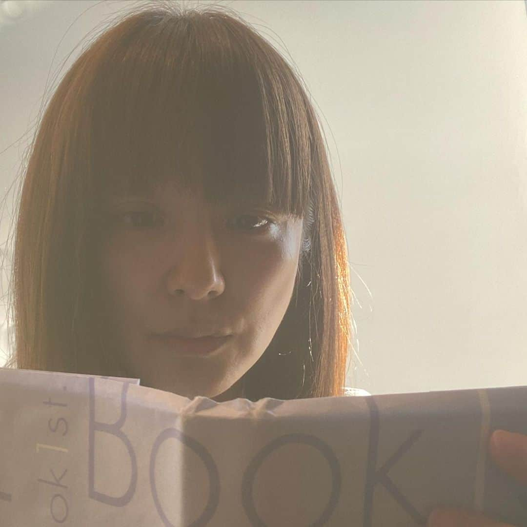 中越典子さんのインスタグラム写真 - (中越典子Instagram)「つかの間 読書📘  #友達にかりた本 #みんなの #おすすめ知りたい」2月21日 15時19分 - nakagoshi_noriko.official