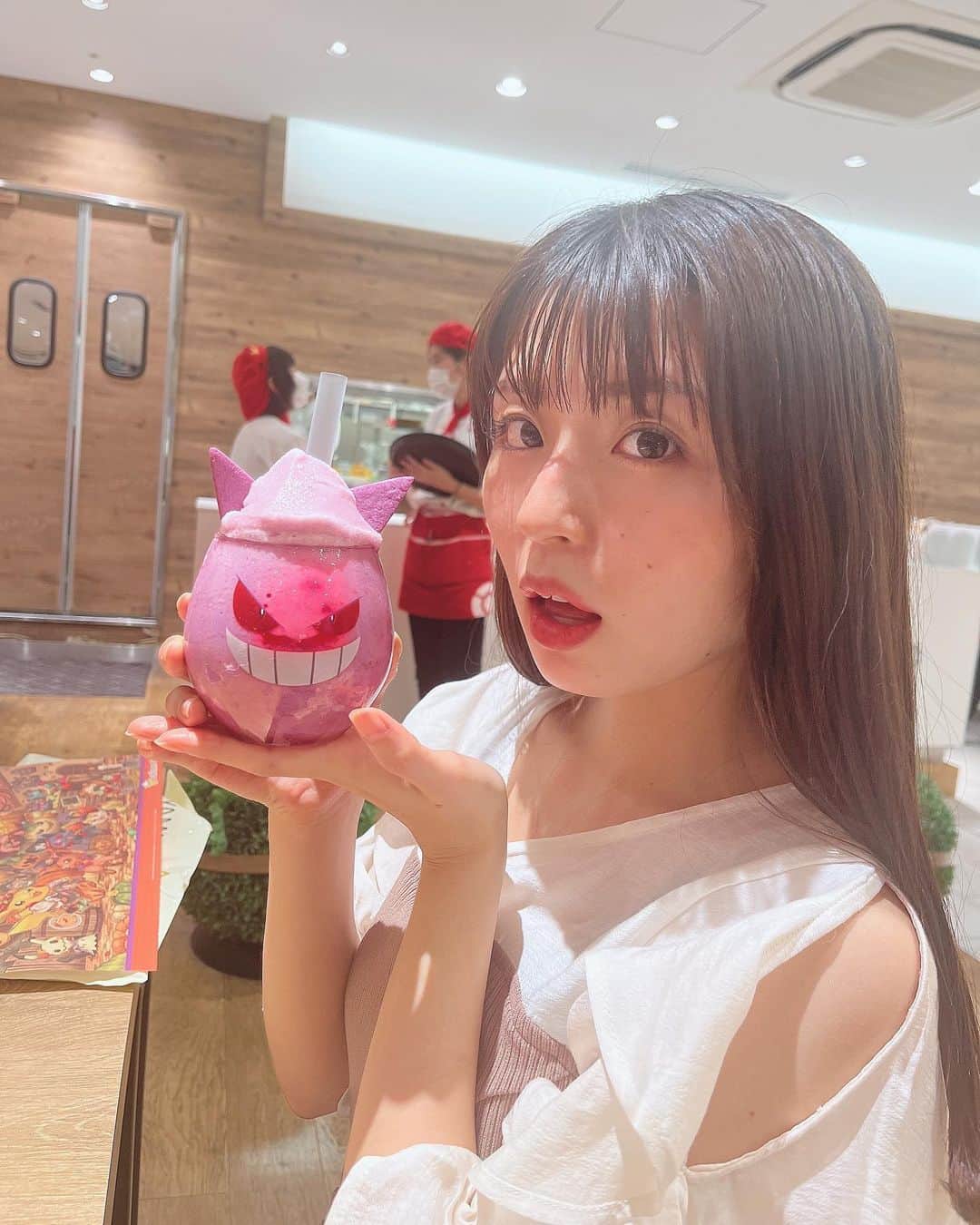 竹本茉莉のインスタグラム：「. 稽古期間インスタに載せる写真なくなる問題💭 載せてない写真ないかなーとカメラロール遡ってみつけた ハロウィン近くにポケモンカフェいけたときのー！ この時めちゃめちゃポケGOはまってたな😌 後ろのピカチュウが食べてるのと全く同じものを食べました！ 可愛かった💓 . #ポケモンカフェ」