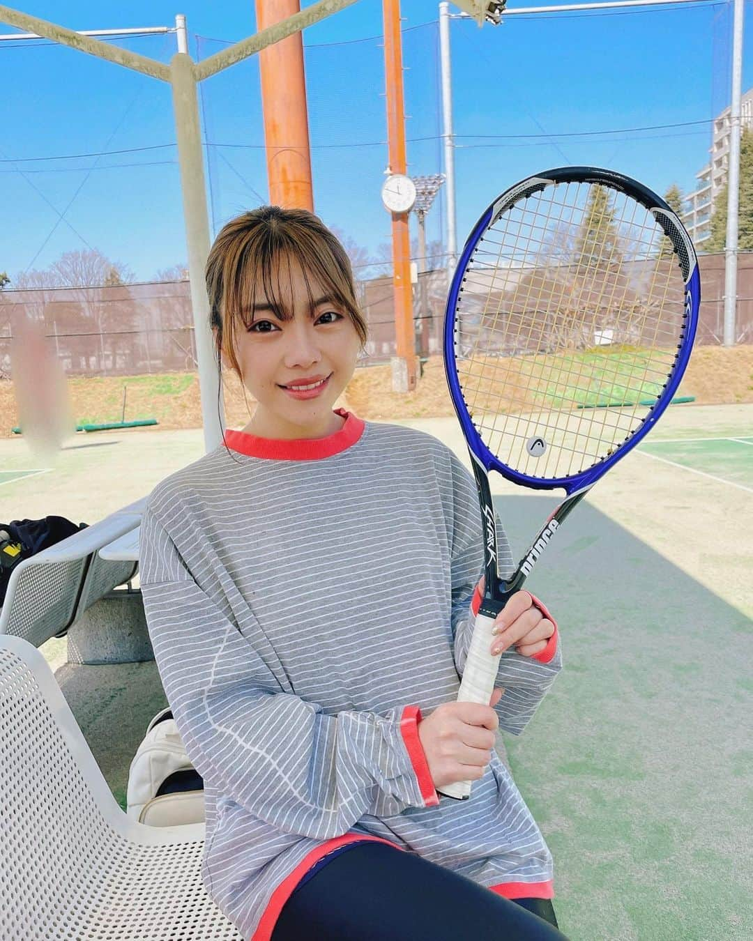 石川あんなさんのインスタグラム写真 - (石川あんなInstagram)「テニス🎾🎾🎾  初めてのテニス！ 運動神経最悪の私でも楽しくできました🤗🔥  身体の右側が筋肉痛です！！ 何着ていいか分かんなくて、全部フットサル用！笑  #テニス #テニス部はじめました」2月21日 15時47分 - anna_iskw