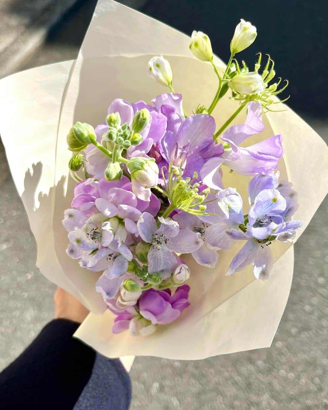 松村未央のインスタグラム：「仕事帰りにこちらを💐 紫がキレイなブーケを見つけました✨ 天気が良い日はお花買って帰りがち☀️  #今週のお花 #紫のお花」